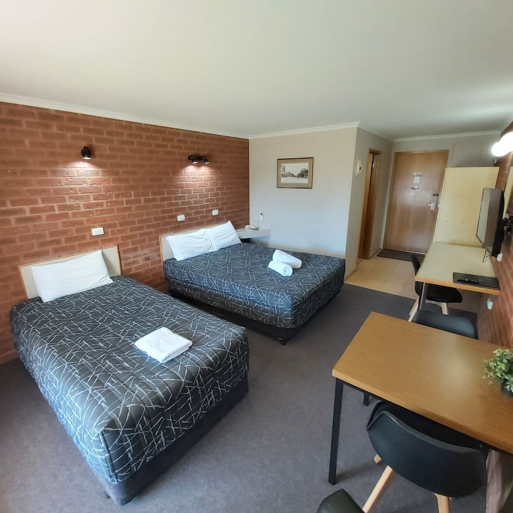 Country Mile Motor Inn Twin Room 2