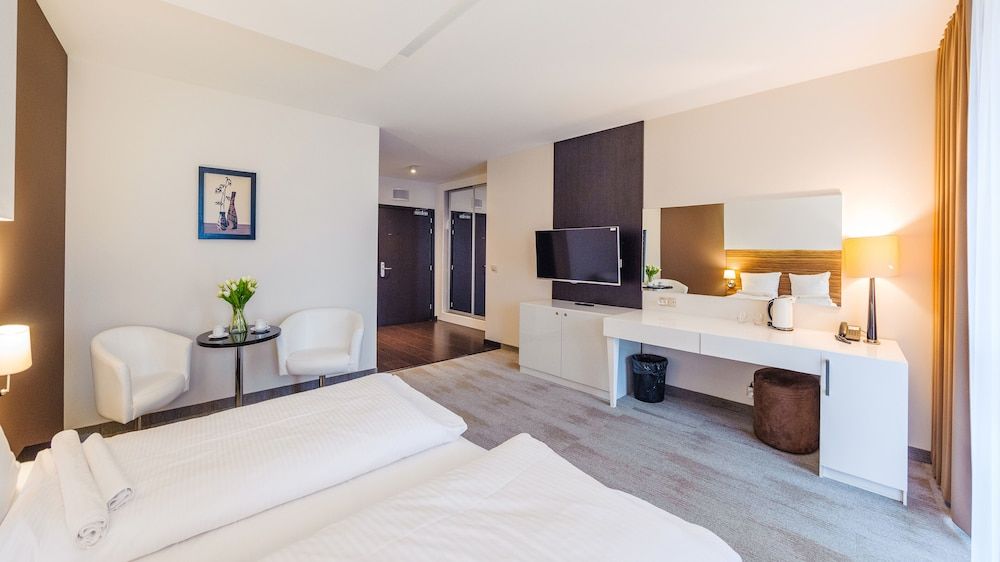 Room (344)