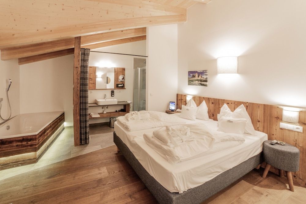 Suite, Bathtub, Mountain View