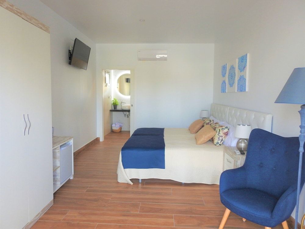 Sandra Rooms Superior Double Room, Private Bathroom, Garden View 8