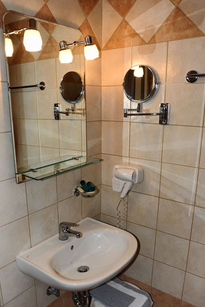 Castri Twin Room, Bay View 18