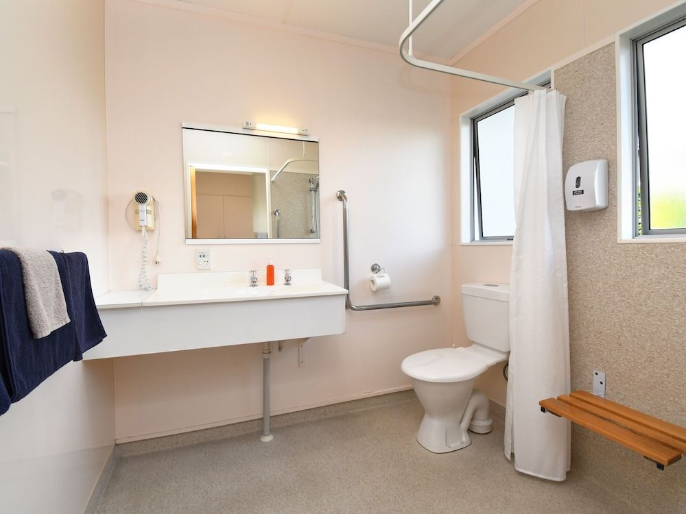 Avon Motel Twin Room 4