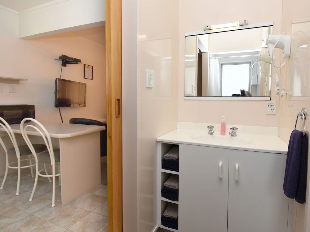 Avon Motel Twin Room 5