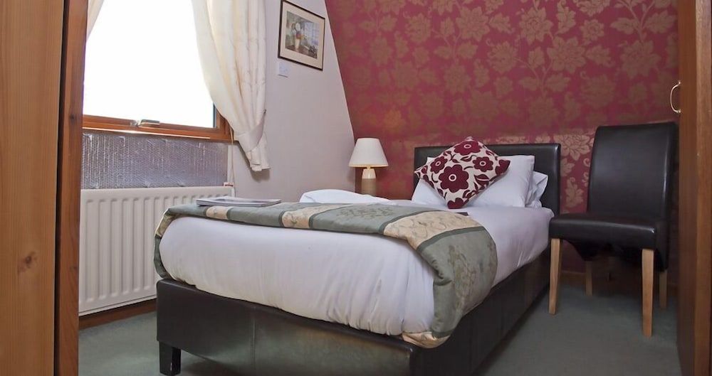 Royston Guest House Standard Double Room with Ensuite 8