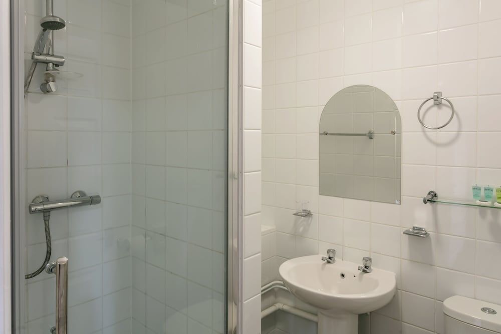 Roydon Marina Village Hotel Superior Double Room 7