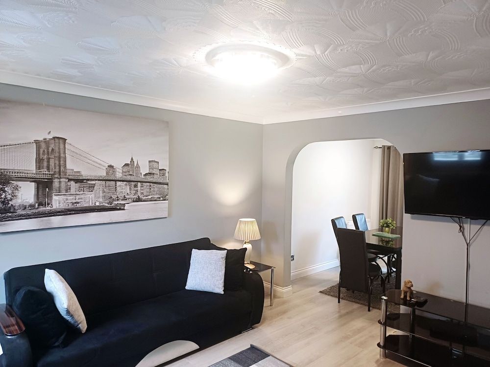 Modern & Spacious - Walk to London Excel- Parking House 24