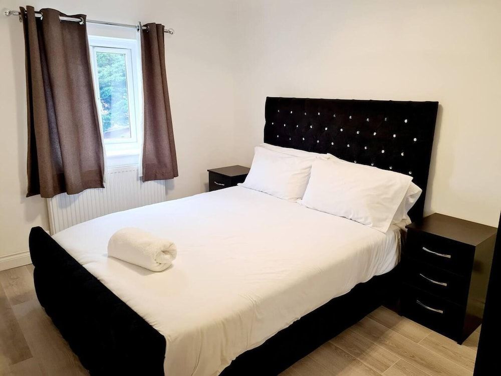 Modern & Spacious - Walk to London Excel- Parking House 10