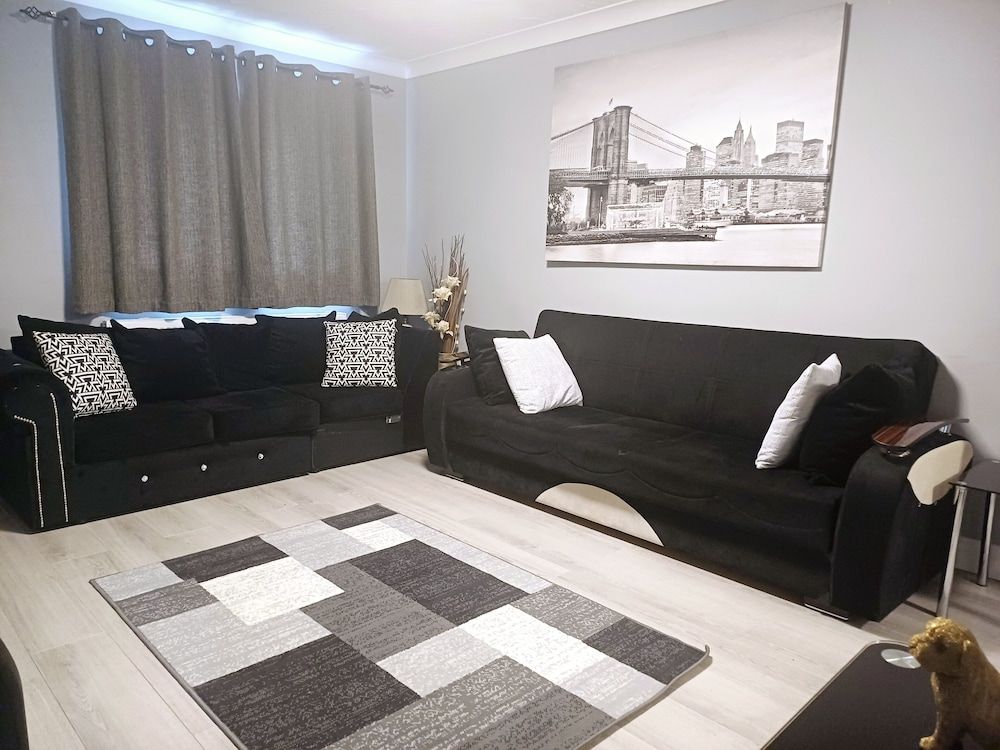 Modern & Spacious - Walk to London Excel- Parking House 14