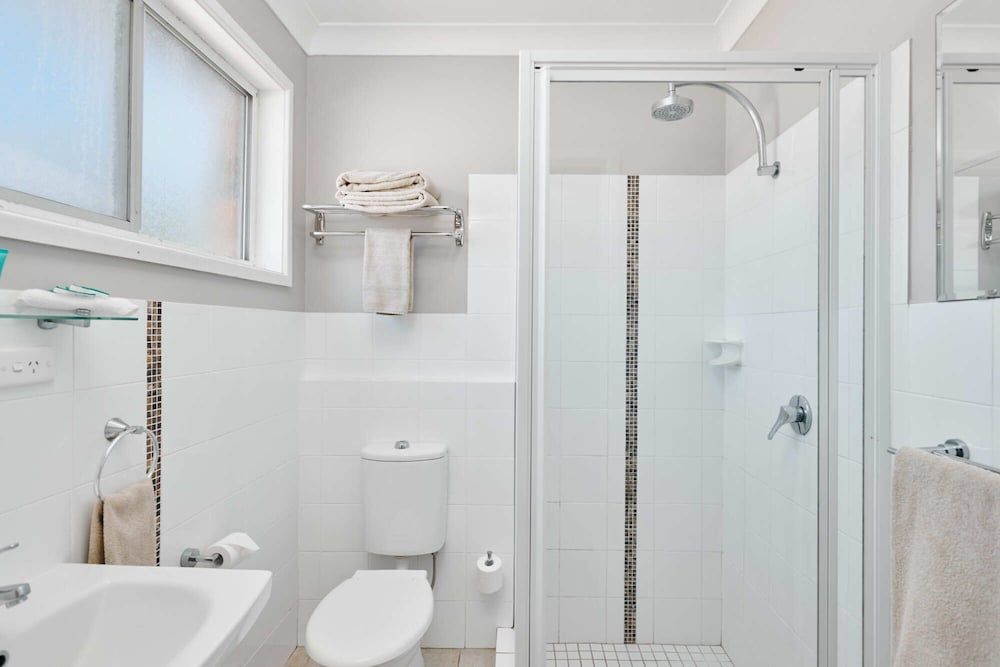 Wingham Motel Family Room, Multiple Beds, Kitchenette 4