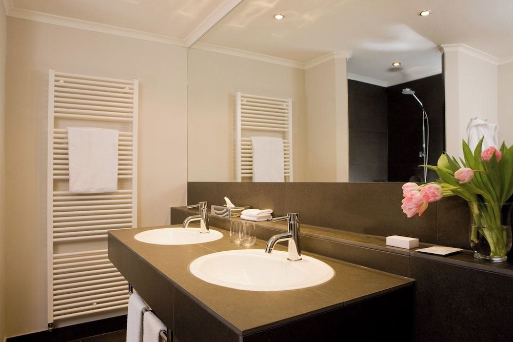 Junior Suite, 1 King Bed, Garden Area