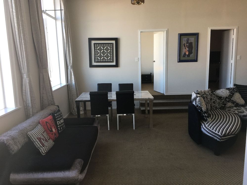 Motel On Carroll Standard Suite, Multiple Bedrooms, Non Smoking, Kitchen (3 bedroom apartment) 14
