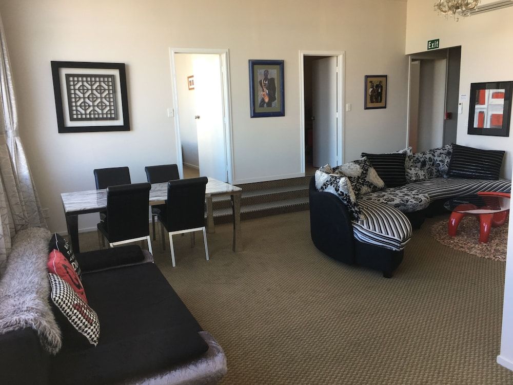 Motel On Carroll Standard Suite, Multiple Bedrooms, Non Smoking, Kitchen (3 bedroom apartment) 12