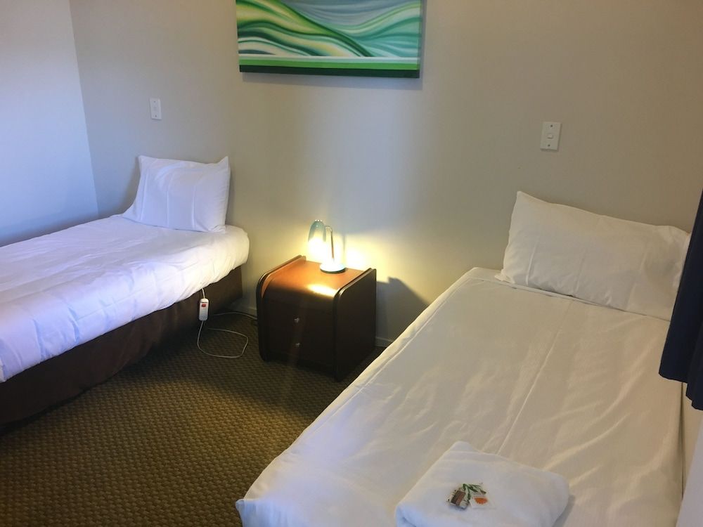 Motel On Carroll Standard Suite, Multiple Bedrooms, Non Smoking, Kitchen (3 bedroom apartment) 4