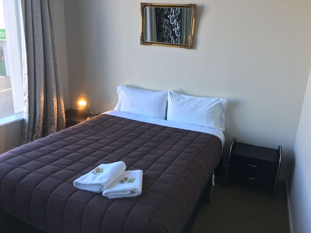 Motel On Carroll Standard Suite, Multiple Bedrooms, Non Smoking, Kitchen (3 bedroom apartment) 5