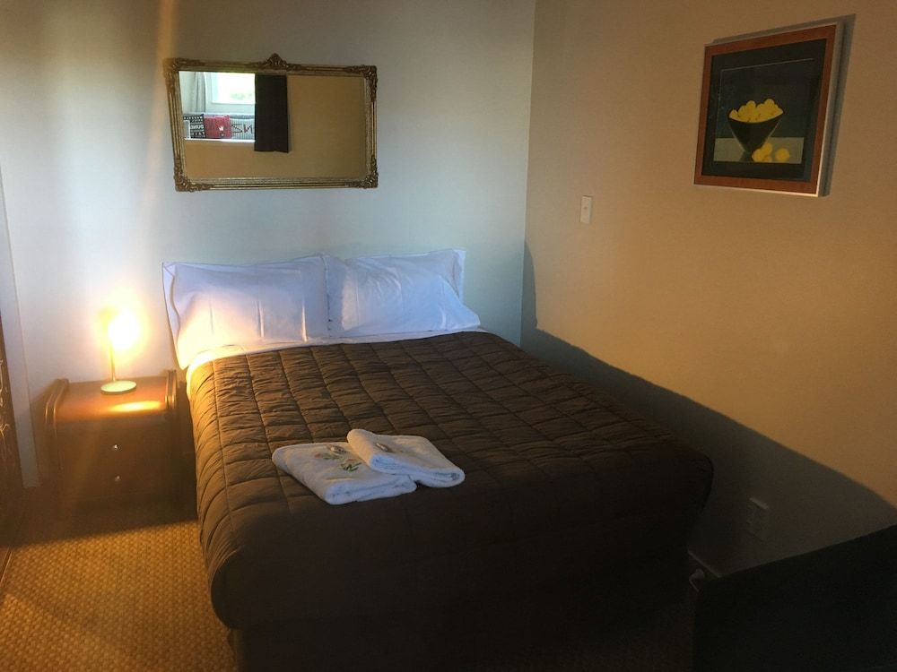 Motel On Carroll Standard Suite, Multiple Bedrooms, Non Smoking, Kitchen (3 bedroom apartment) 3