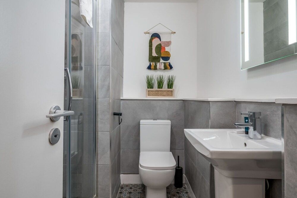 Central Belfast Apartments: Citygate Deluxe Apartment, Ensuite (2 Bed) 11