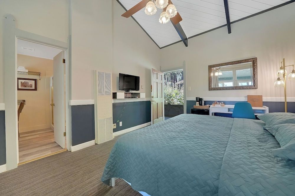 Narrow Gauge Inn Standard Room, 1 King Bed 6