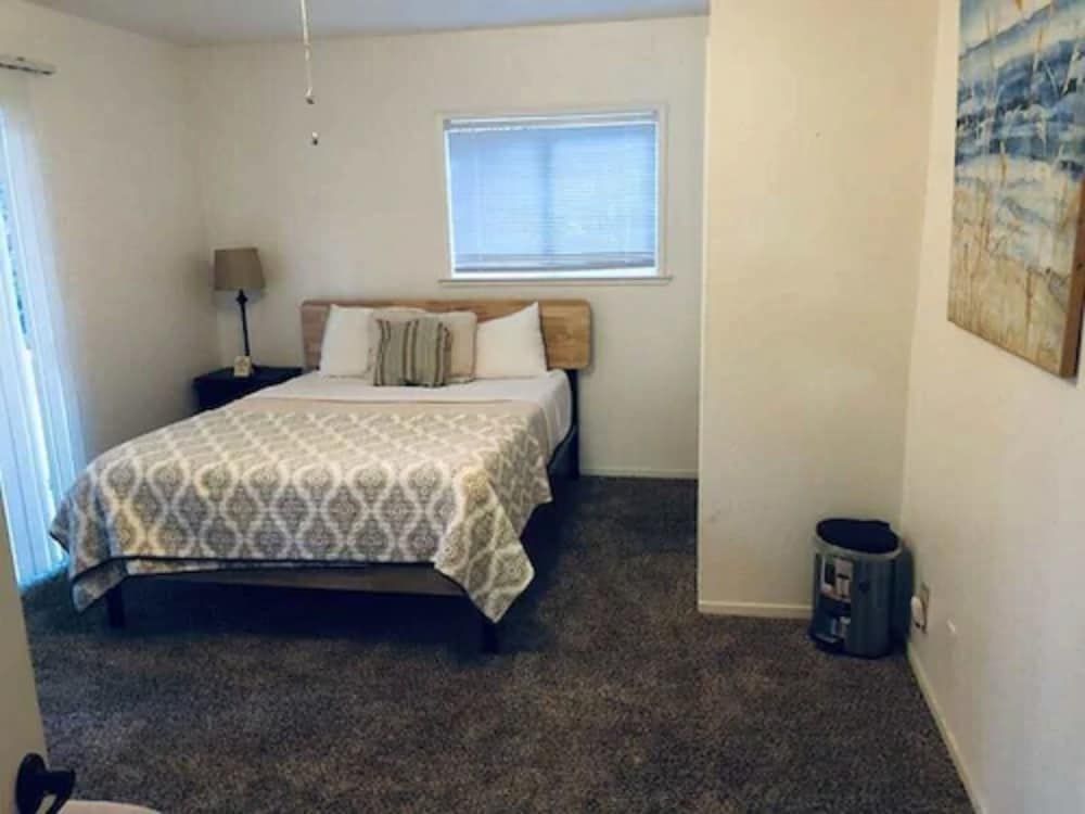 Narrow Gauge Inn Comfort Cabin, Multiple Beds 2