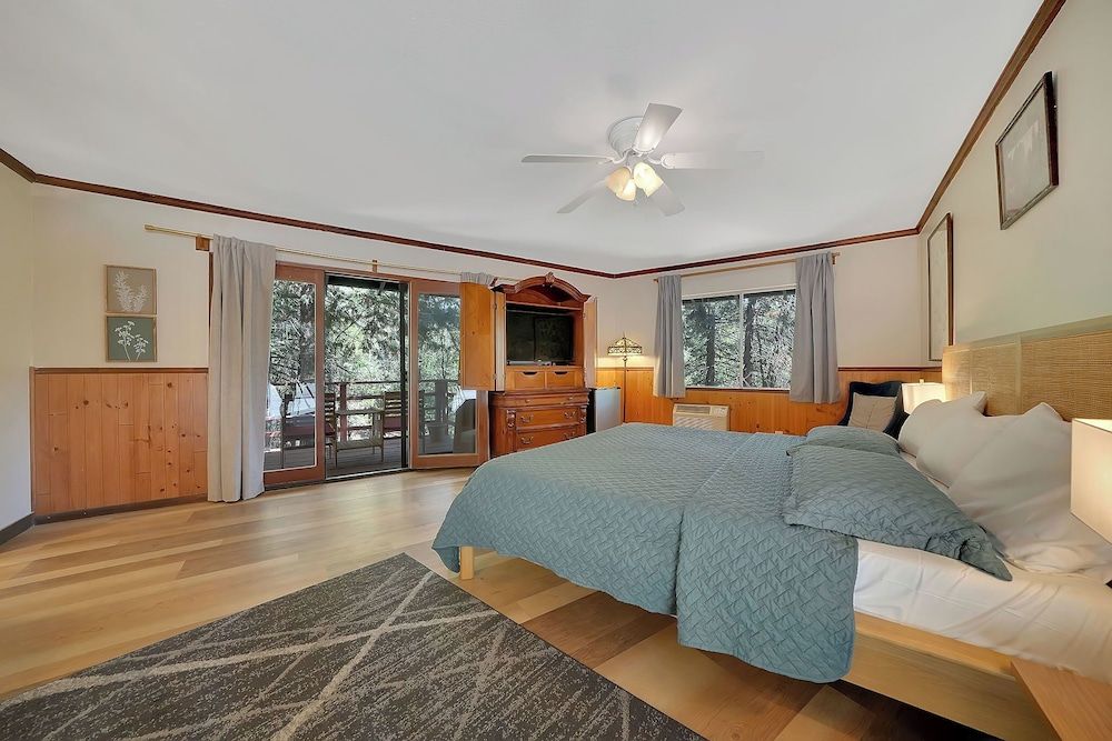 Narrow Gauge Inn Standard Room, 1 King Bed 2