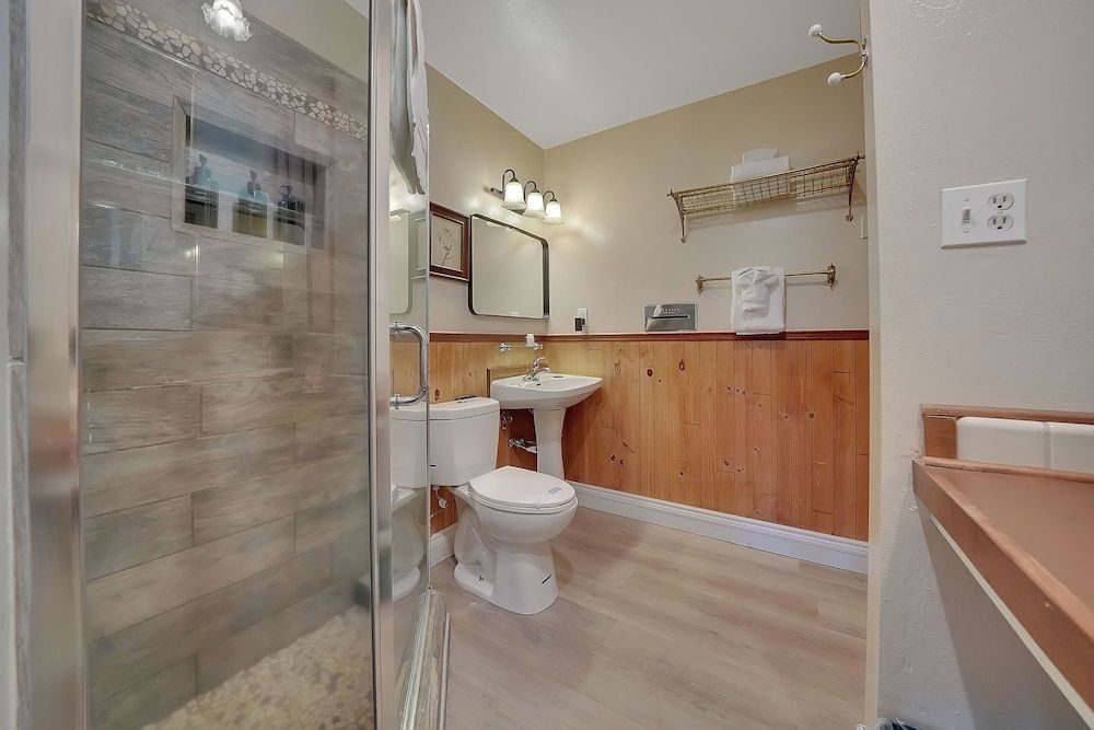 Narrow Gauge Inn Standard Room, 1 King Bed 8