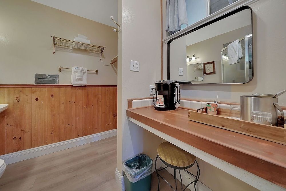 Narrow Gauge Inn Standard Room, 1 King Bed 9