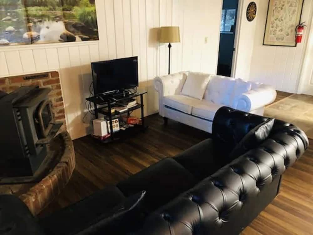 Narrow Gauge Inn Comfort Cabin, Multiple Beds 4