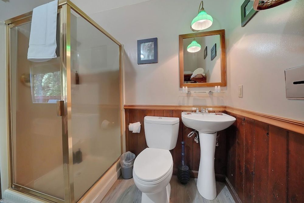 Narrow Gauge Inn Standard Room, 1 King Bed 10