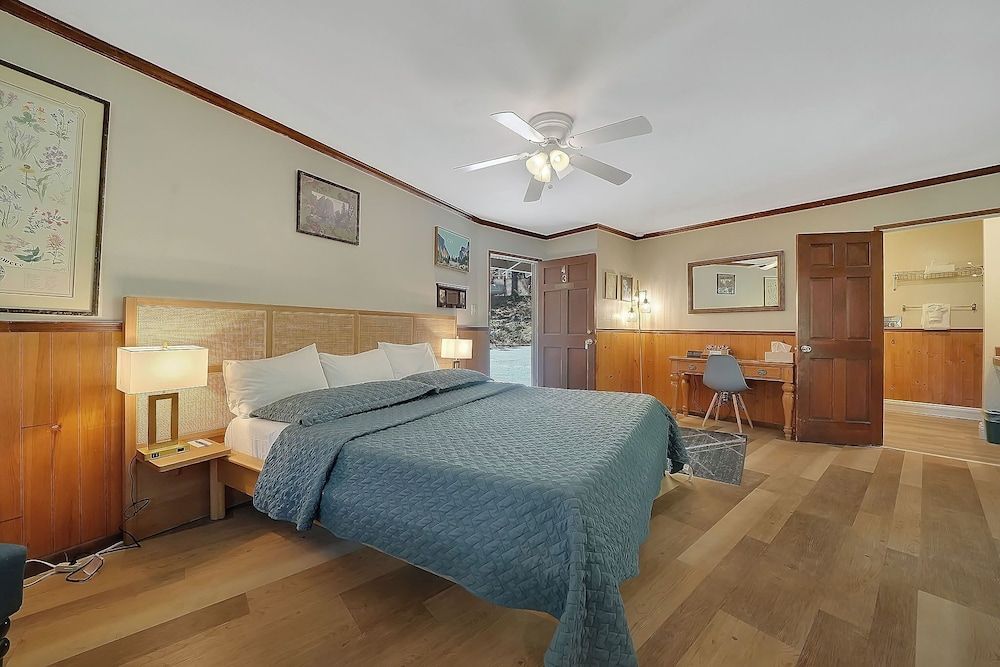 Narrow Gauge Inn Standard Room, 1 King Bed 3