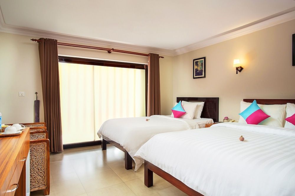 Ratana Angkor Hotel Deluxe Twin Room with Balcony 3