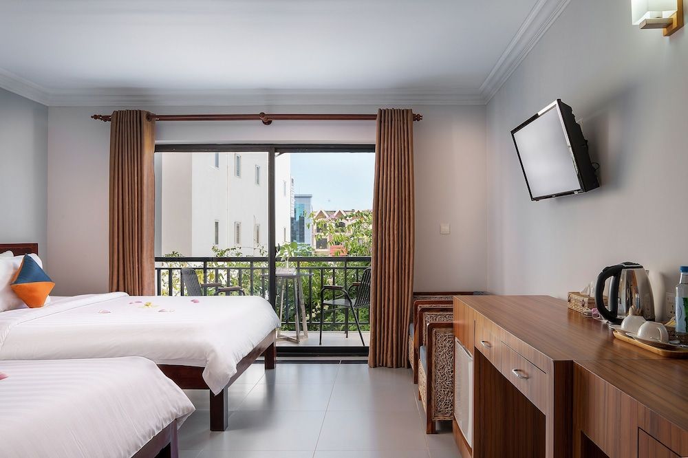 Ratana Angkor Hotel Deluxe Twin Room with Balcony