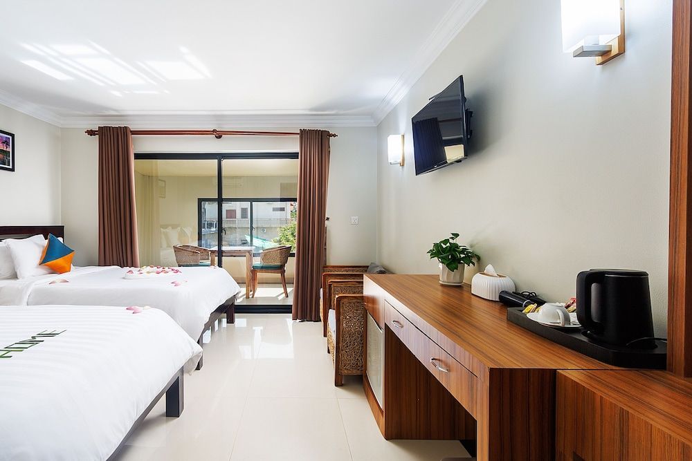 Ratana Angkor Hotel Deluxe Twin Room with Balcony 8