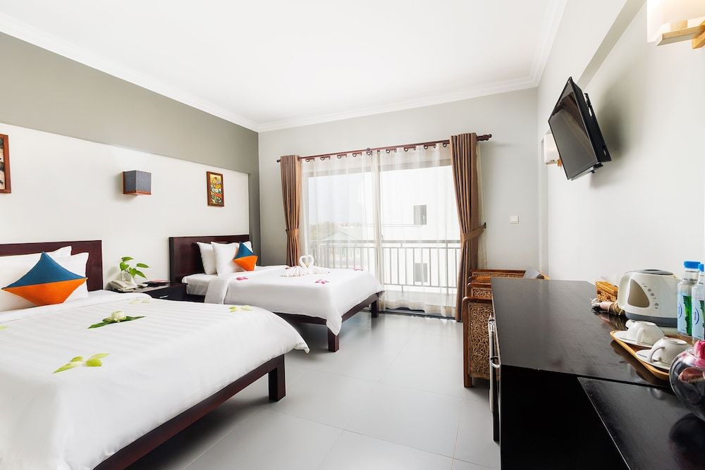 Ratana Angkor Hotel Deluxe Twin Room with Balcony 10