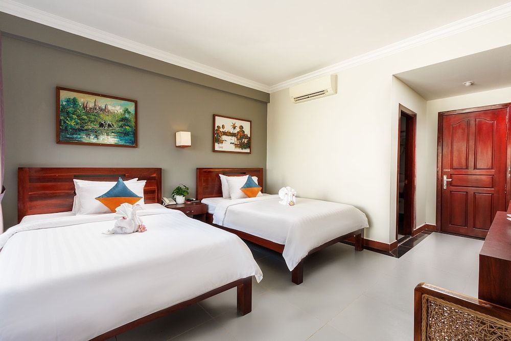 Ratana Angkor Hotel Deluxe Twin Room with Balcony 11