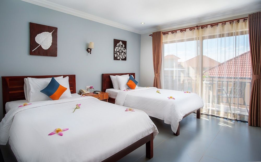 Ratana Angkor Hotel Deluxe Twin Room with Balcony 4