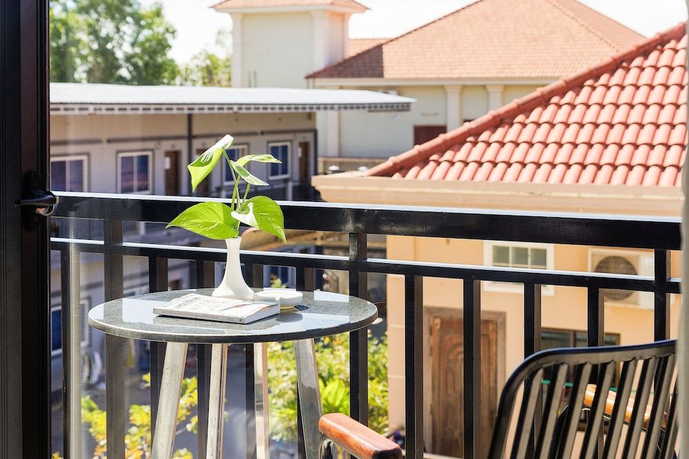 Ratana Angkor Hotel Deluxe Double Room with Balcony 13