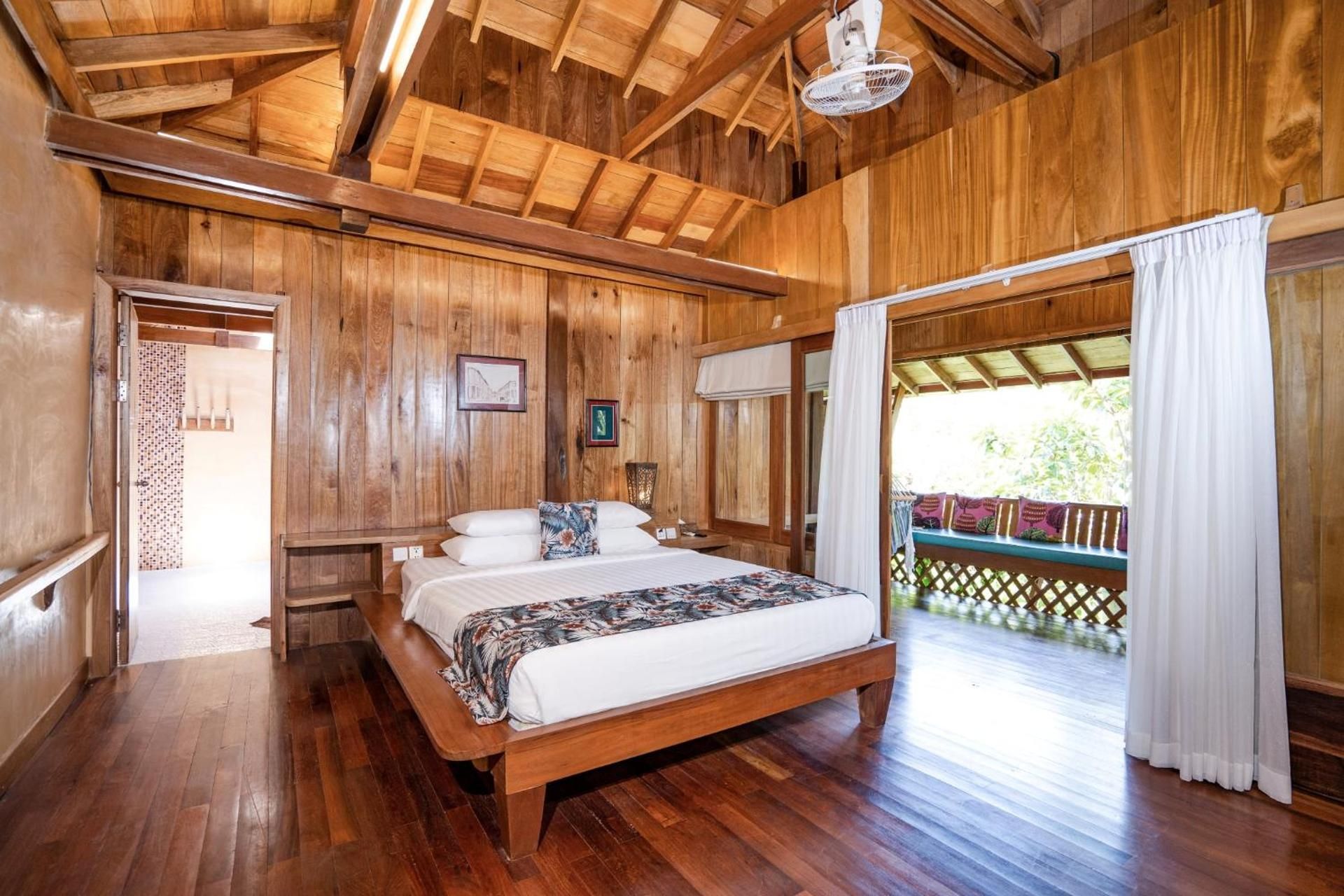 Suite Wooden Bungalow