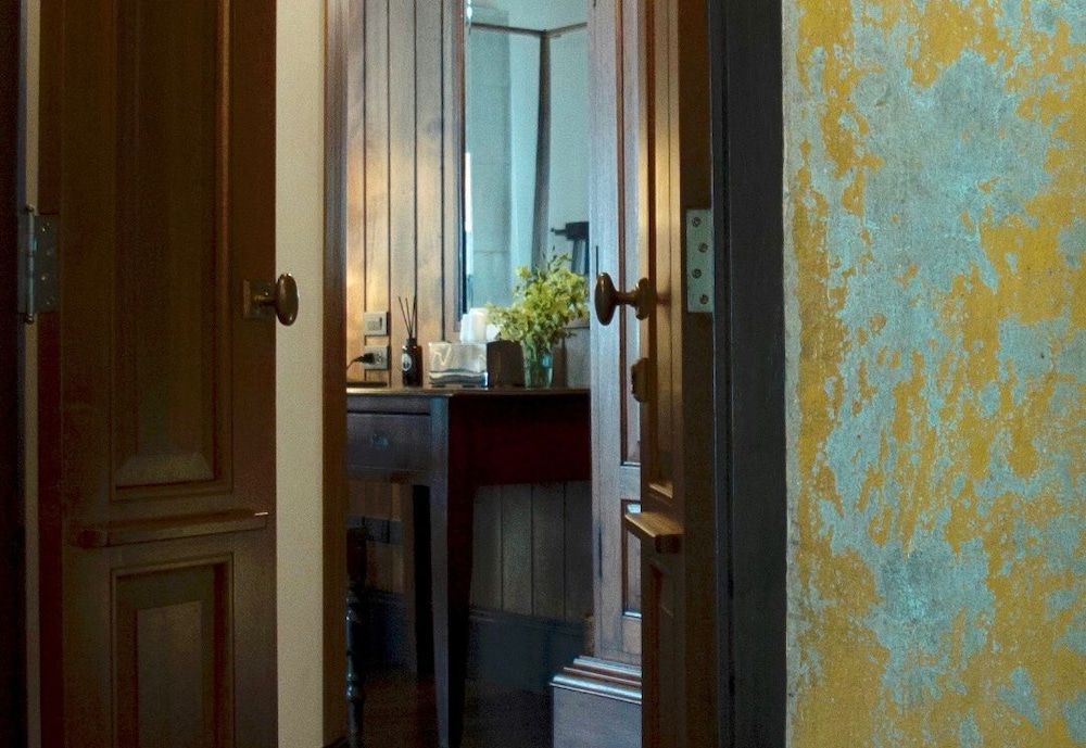 1905 Heritage Corner Superior Chinese Settler Room 5