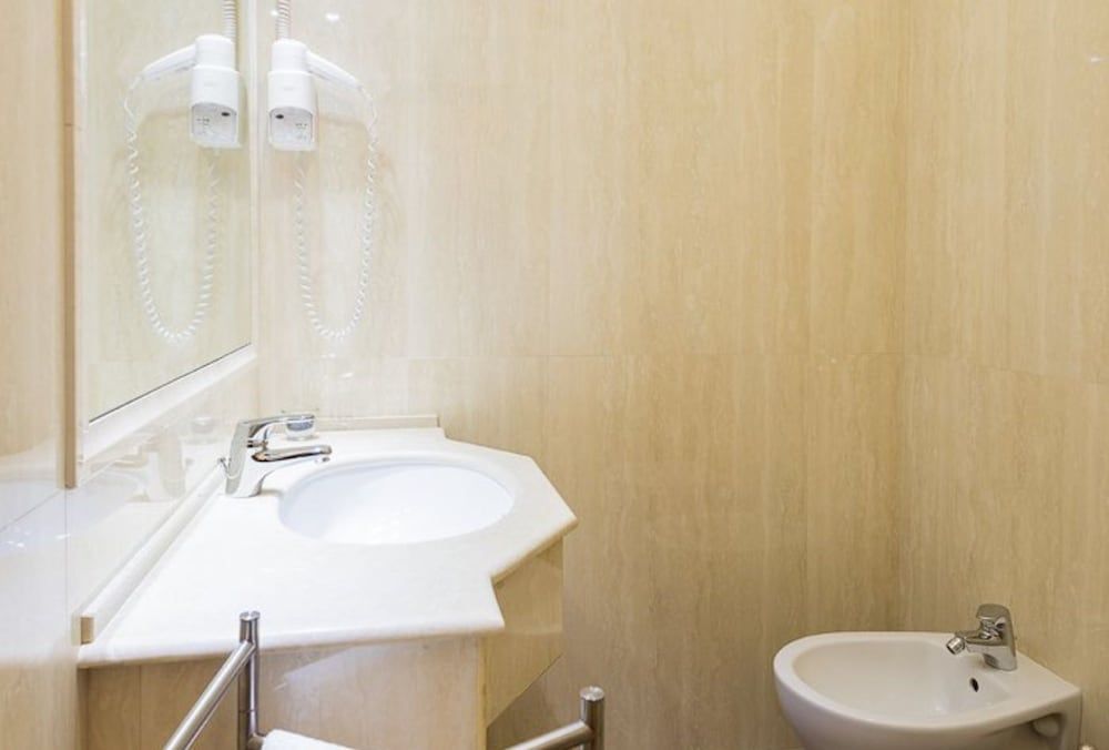 Hotel Cremona Quadruple Room 10