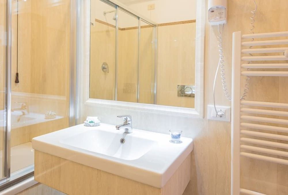 Hotel Cremona Quadruple Room 8