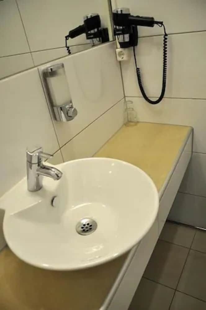 Ronneby Cityhotell Single Room, Private Bathroom 4