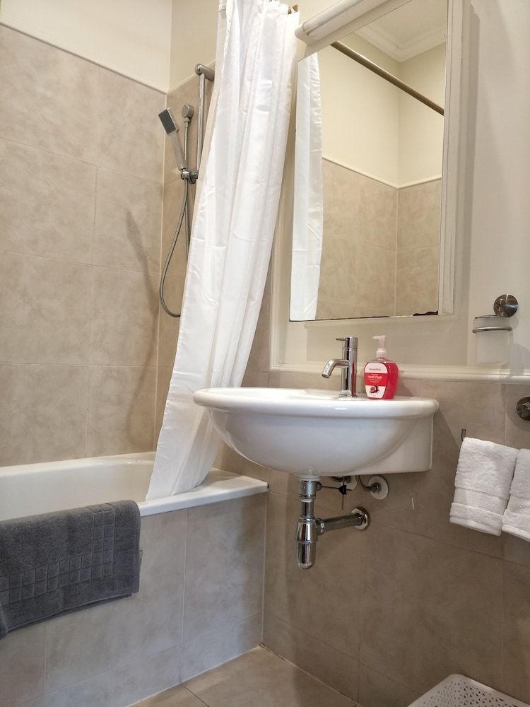 Western Springs Villa Economy Queen Room 4