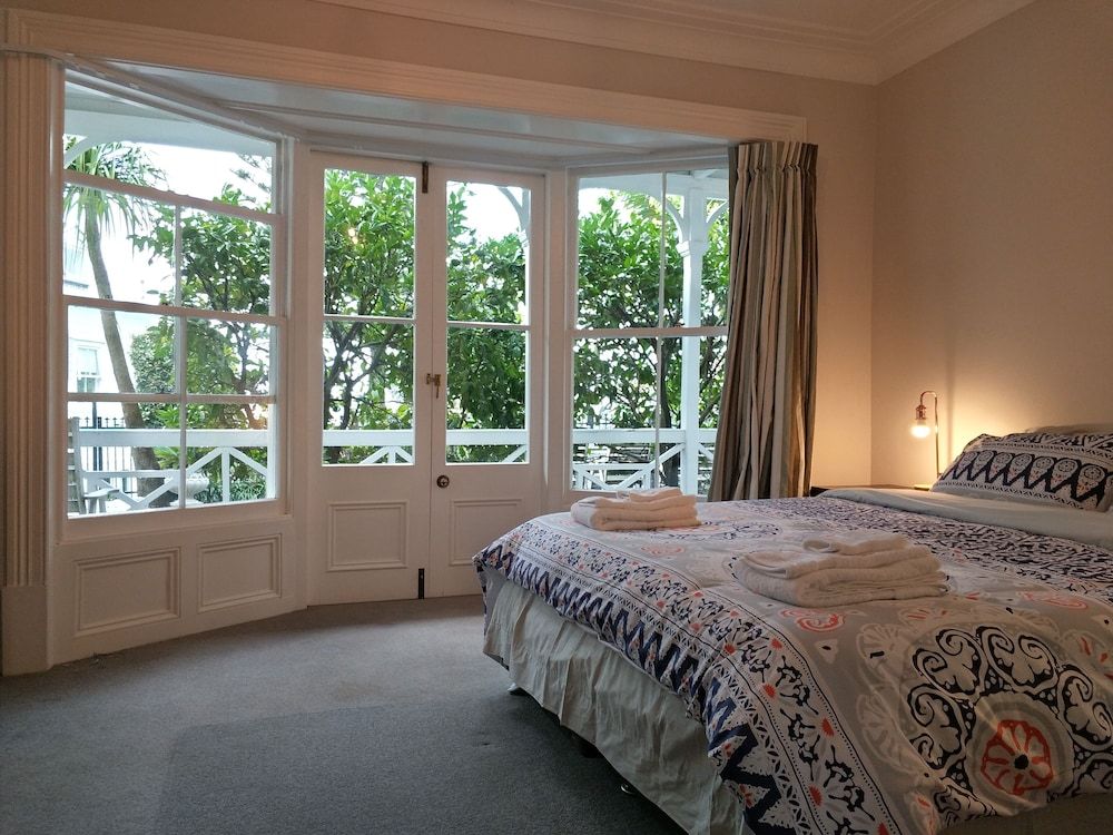 Western Springs Villa King Room 4