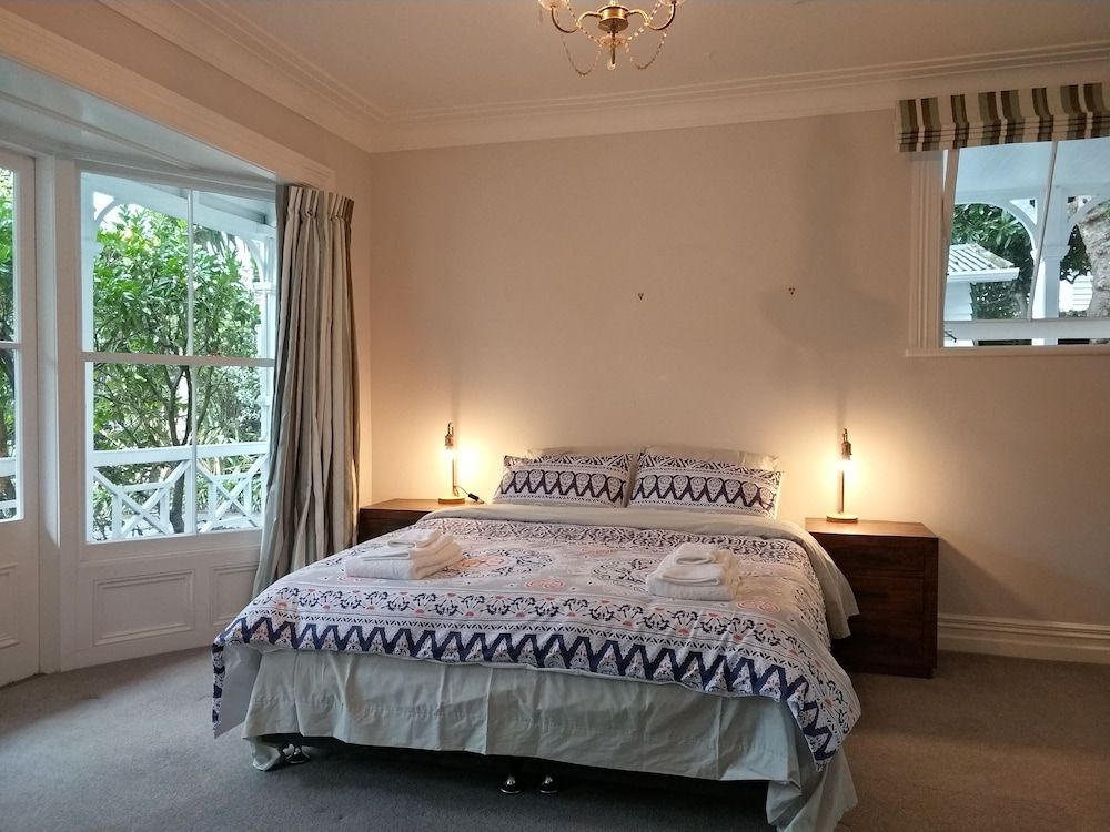 Western Springs Villa King Room