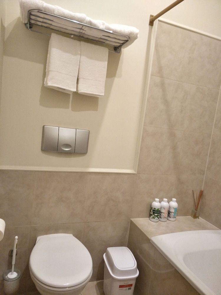 Western Springs Villa Economy Queen Room 3