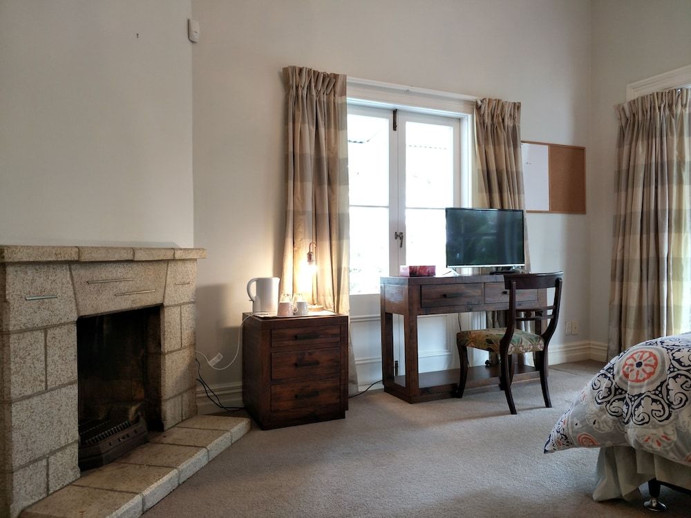 Western Springs Villa King Room 6