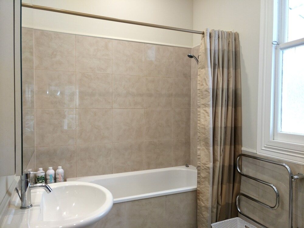 Western Springs Villa King Room 3