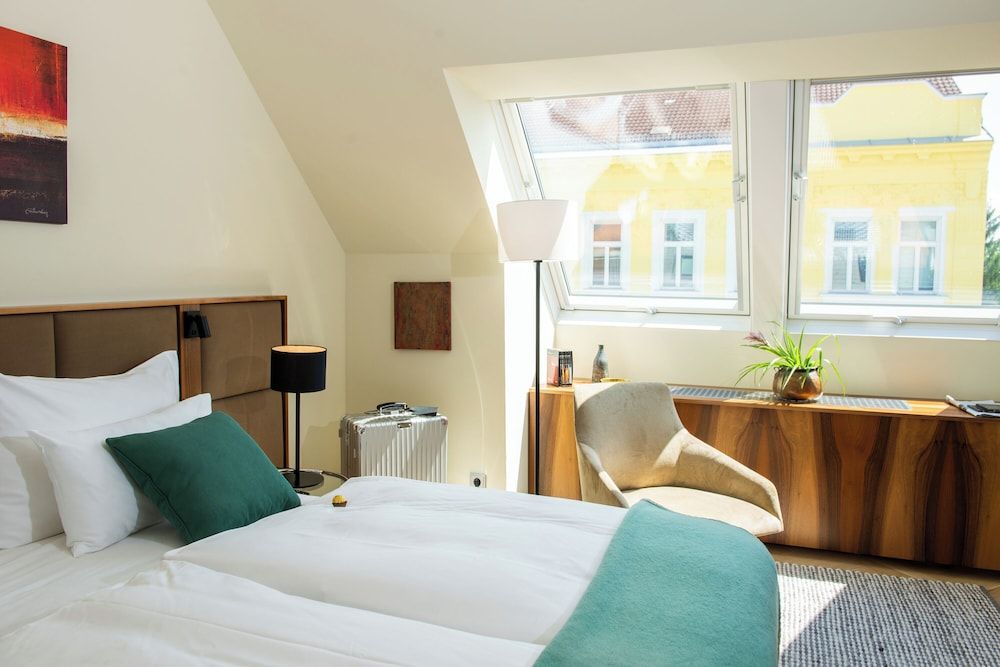 EST Residence Schoenbrunn Vienna - contactless check-in Deluxe Apartment, 2 Bedrooms, Non Smoking, Garden View 9