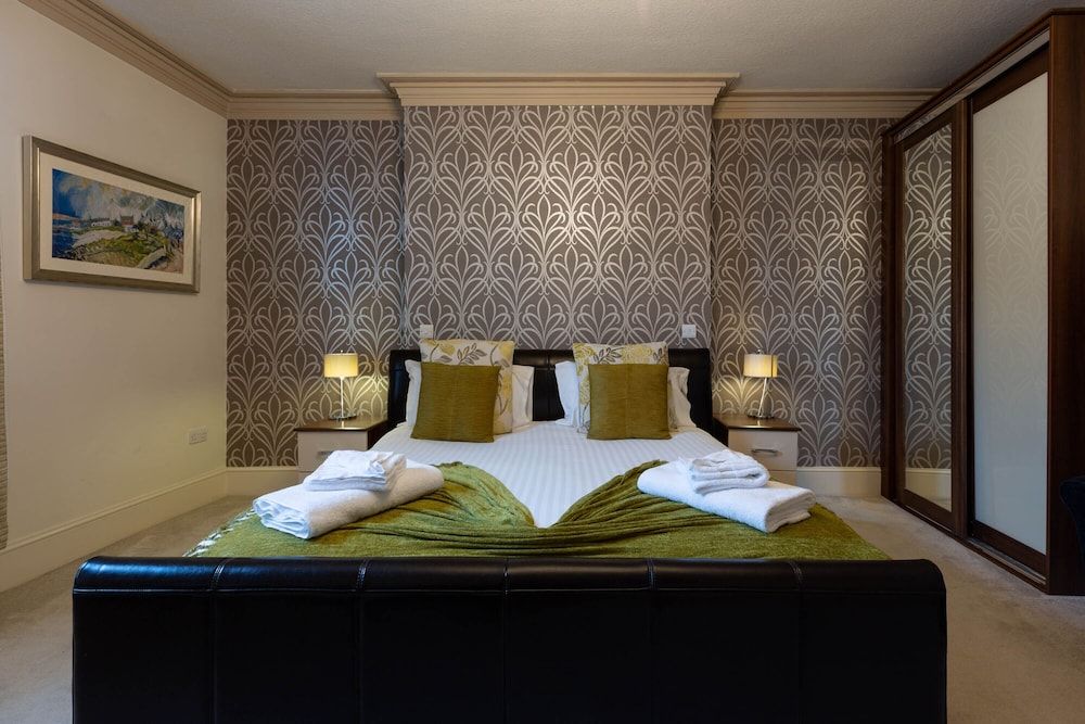 Advocate Arms Hotel Super King Double Room 2