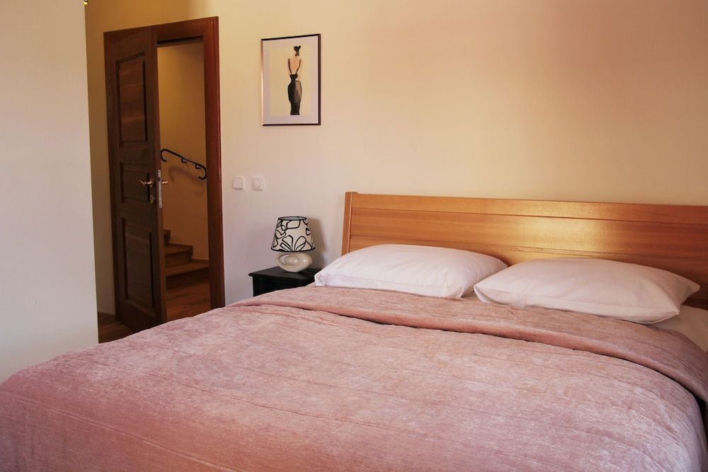 Old Town Boutique Apartments Deluxe Studio, 1 King Bed, Kitchenette, Courtyard Area 2