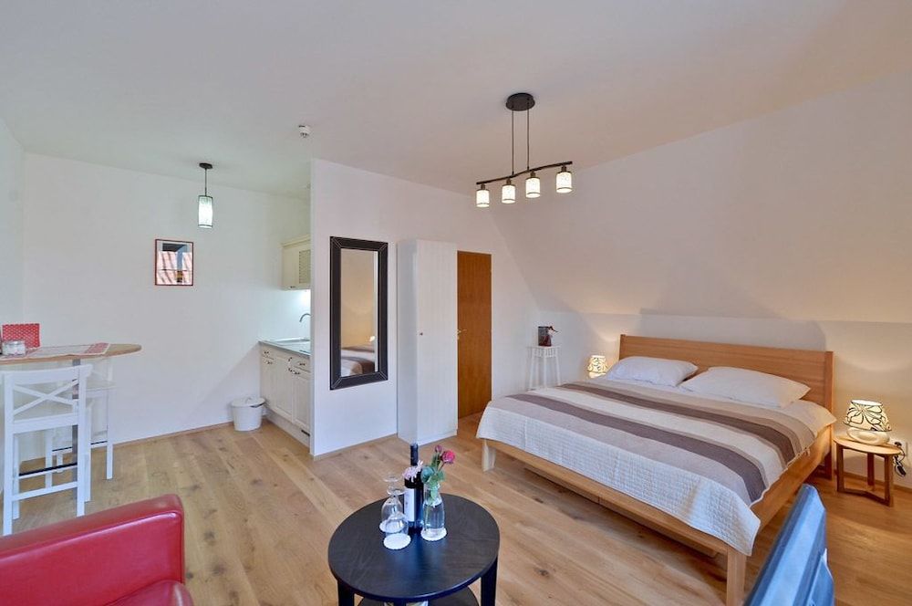 Old Town Boutique Apartments Deluxe Studio, 1 King Bed, Kitchenette, Courtyard Area